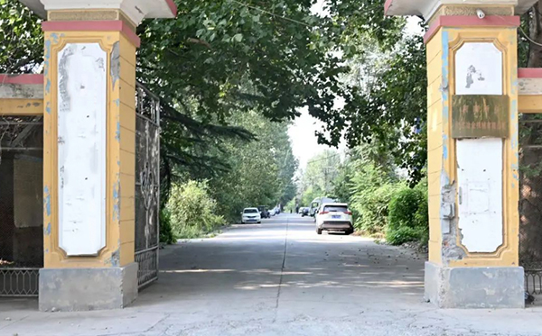 1978年，老董事長賀國興擔任國營新鄉縣拖拉機修造廠機修車間主任，經多方走訪，最終帶隊自主研發出了拖修廠第一臺振動設備，并成功供貨太原鋼鐵廠