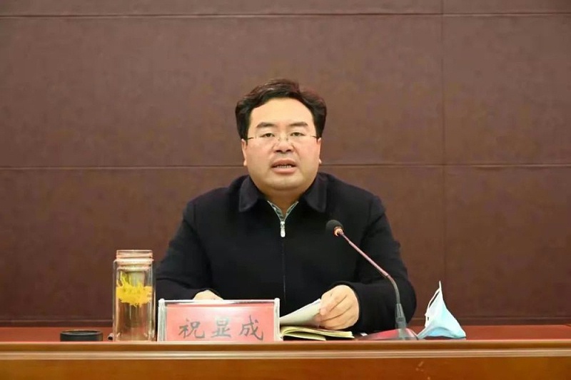 縣委副書記、縣長祝顯成發言 縣委副書記、縣長祝顯成發言